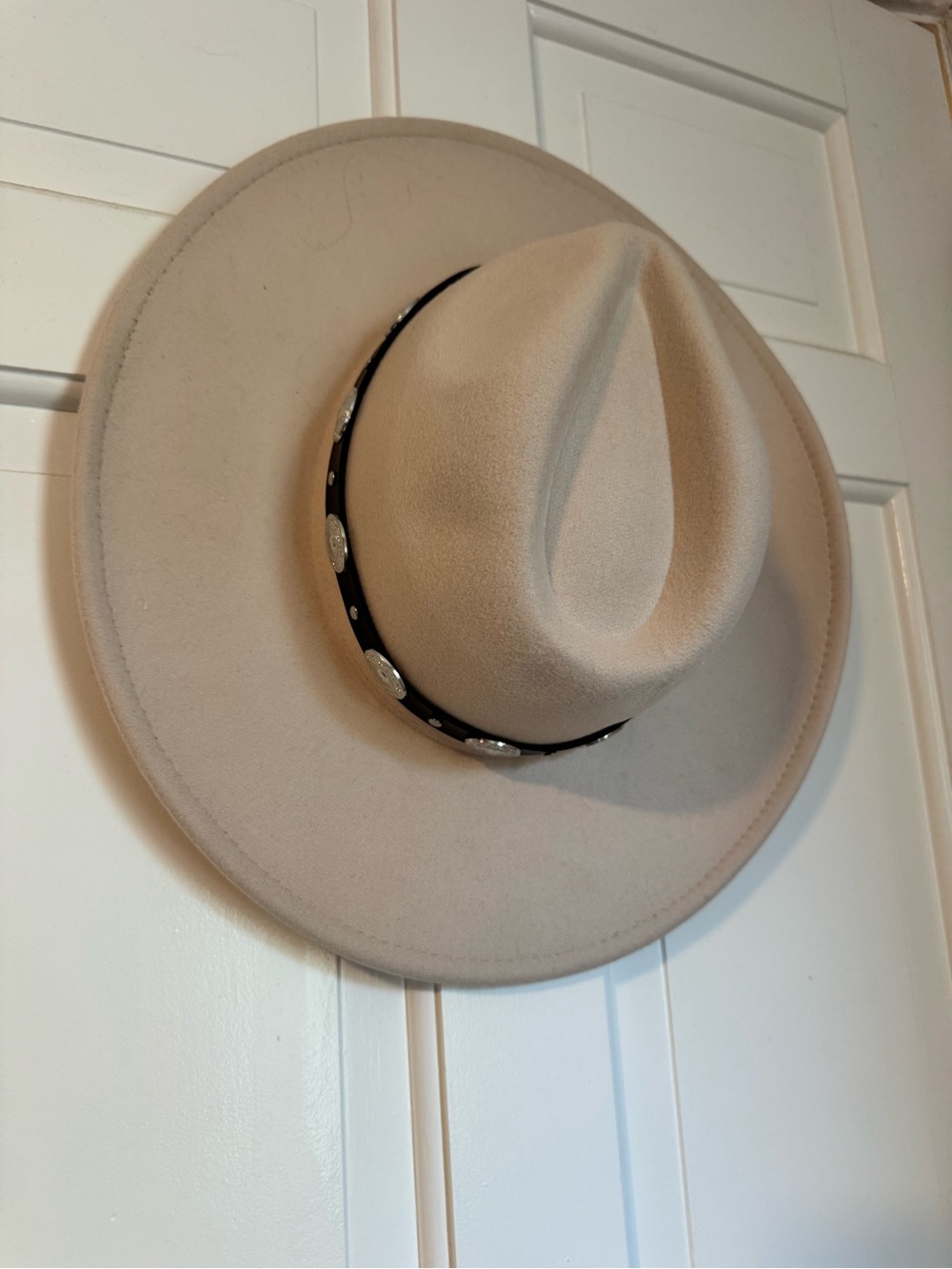 Classic Wide-Brim Felt Hat in Beige with Embellished Band